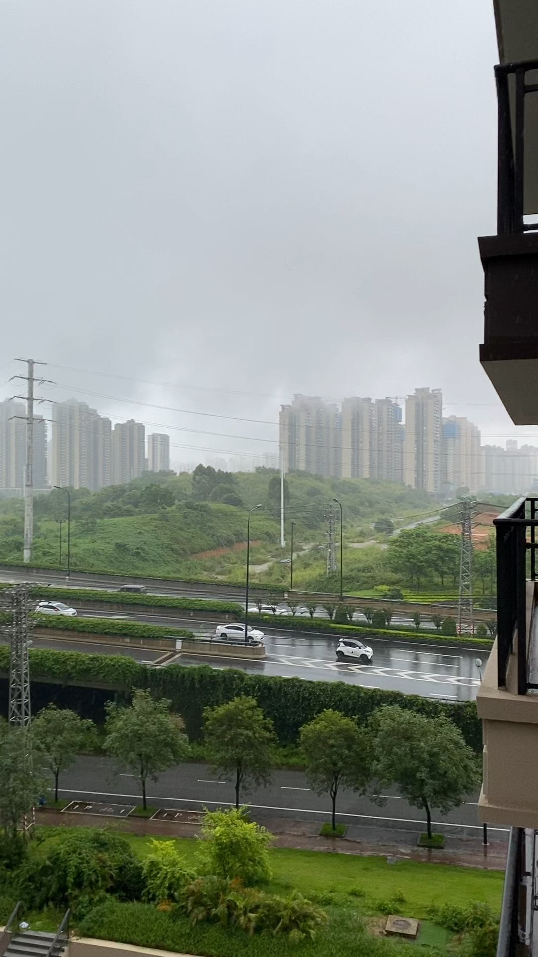 六月的天气,下雨凉爽,晴天高温.你喜欢下雨天还是晴天?