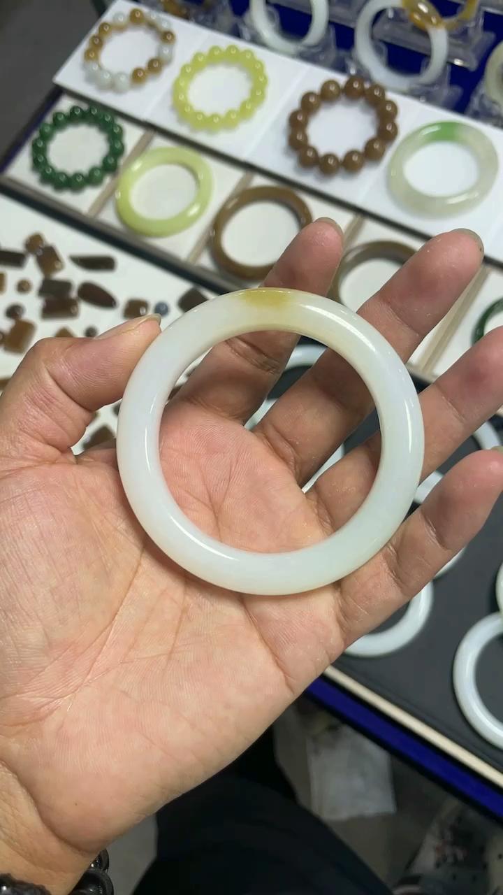 有没有喜欢和田玉手镯的朋友们.