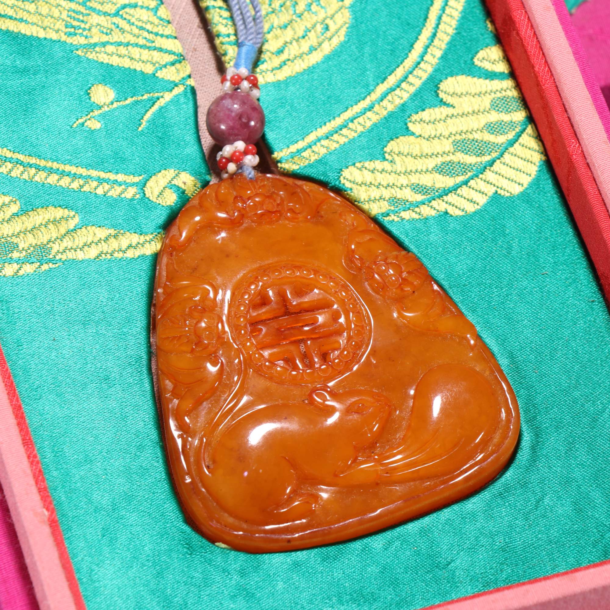清代 老蜜蜡福鼠招财挂件 尺寸:宽6.55*5.58cm 重24.3g