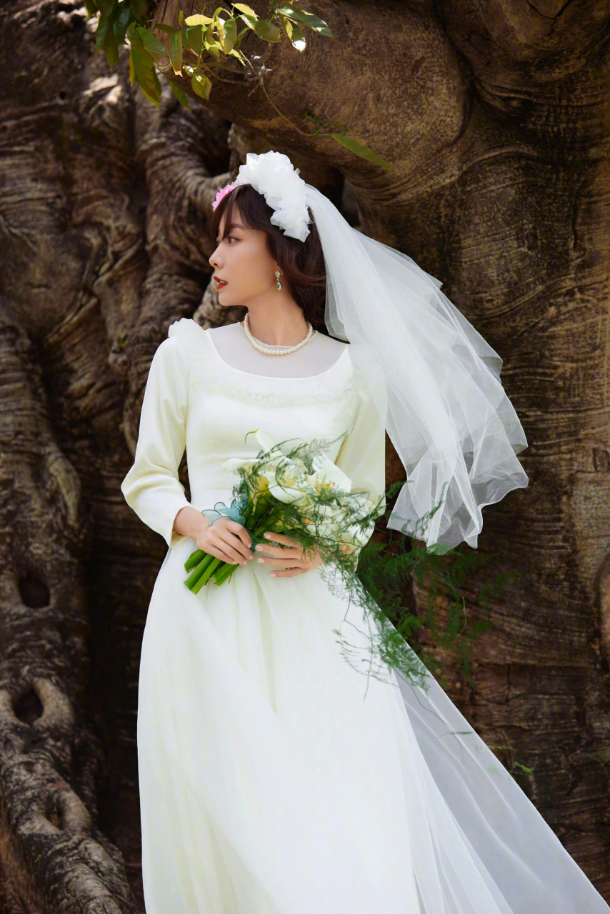 王珞丹穿上婚纱,复刻妈妈的少女时代!