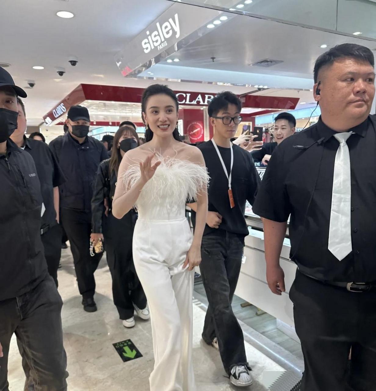 宋佳生图,太美了!宋佳个子有1米7多,很高很苗条,肩颈很优越锁骨很漂亮