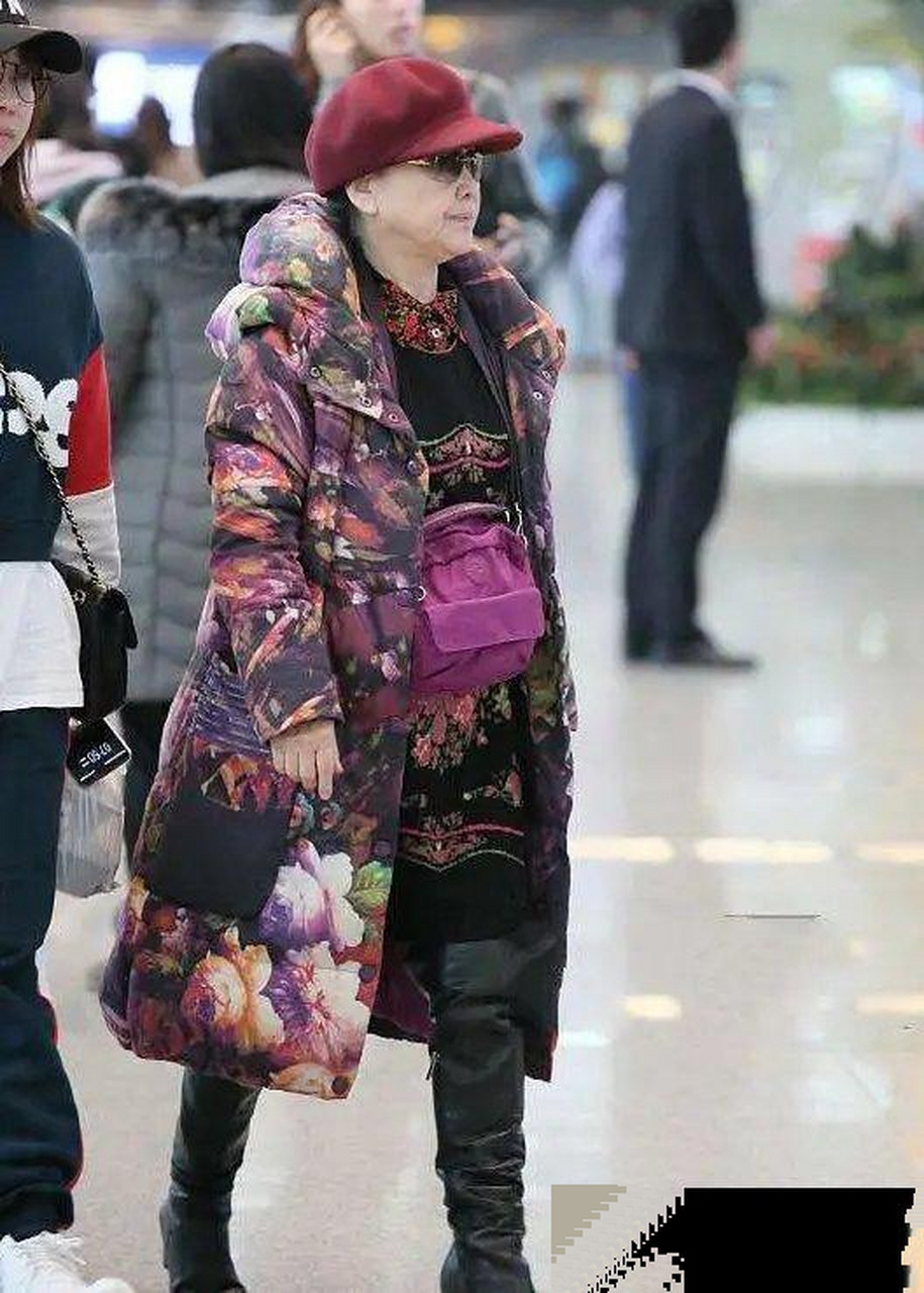 李谷一穿大花袄素颜