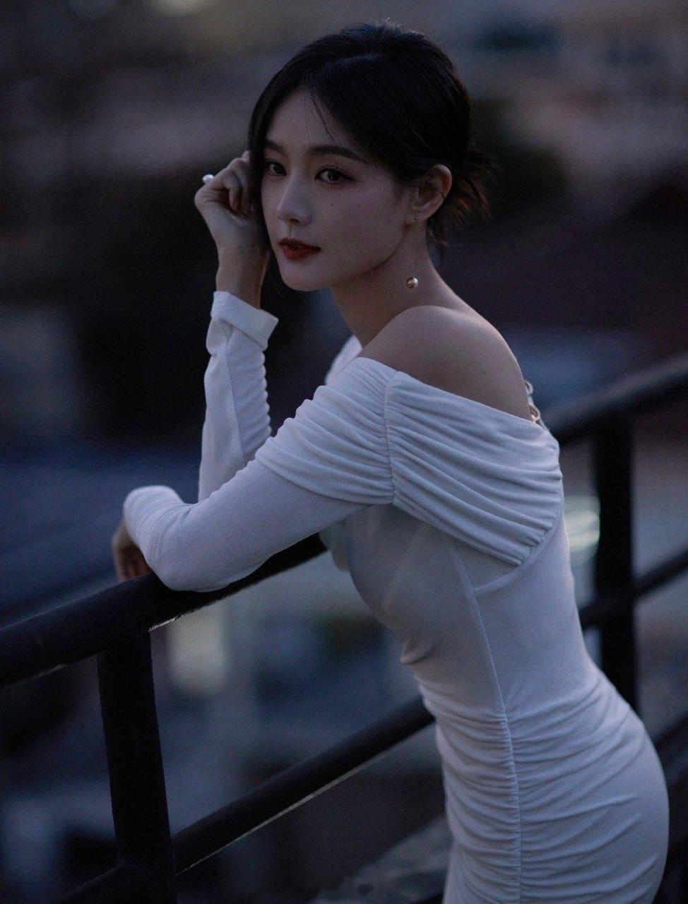 李一桐身材完美优雅迷人