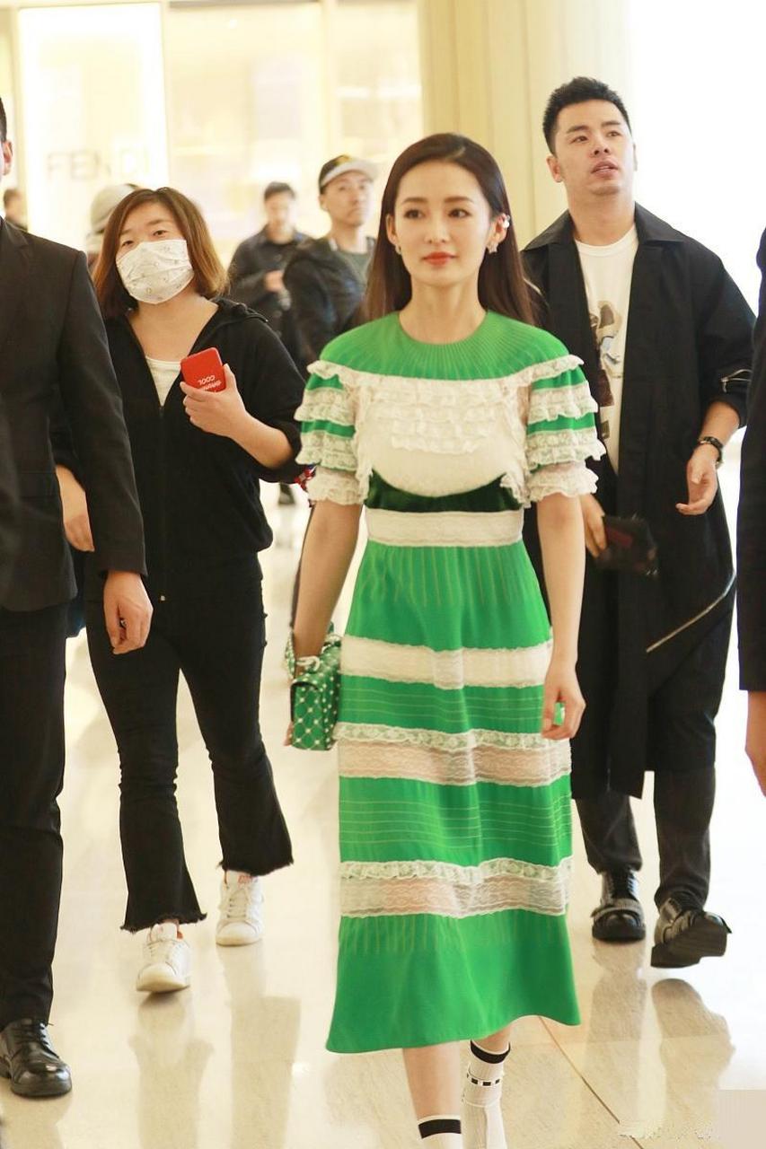 李沁这身裙子真好看,和她清新可爱的小女人气质很搭.