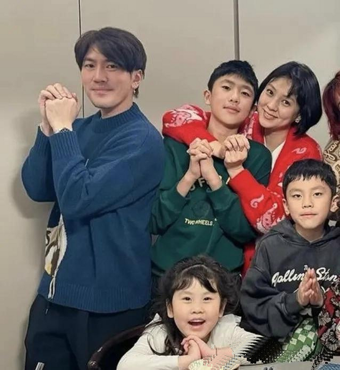 贾静雯一家五口