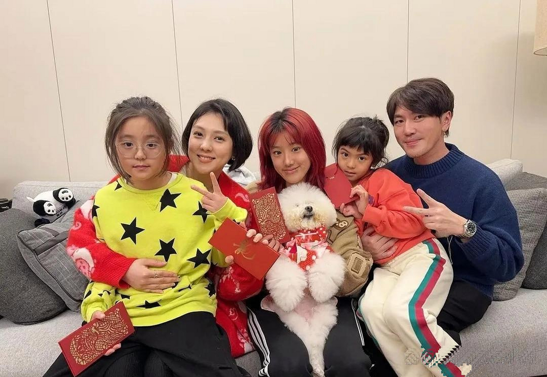 贾静雯一家五口