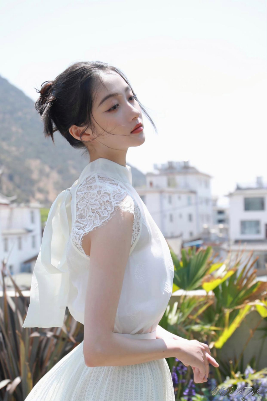 关晓彤白色蕾丝连衣裙