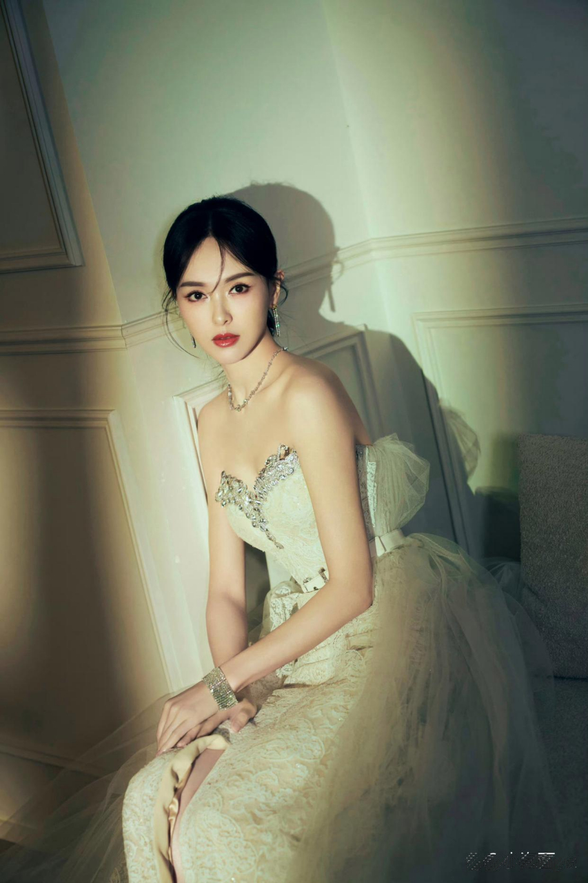 唐嫣礼服造型迷人