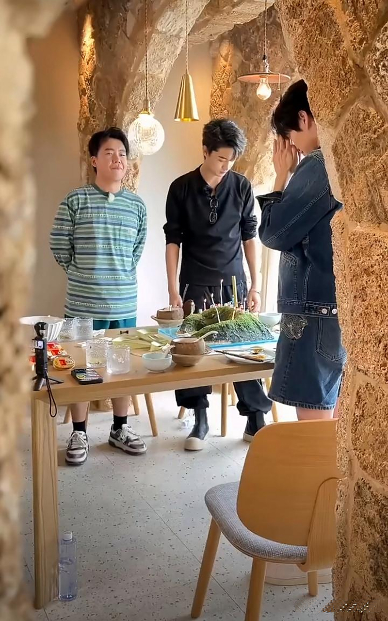 郭麒麟和秦霄贤给魏大勋过生日