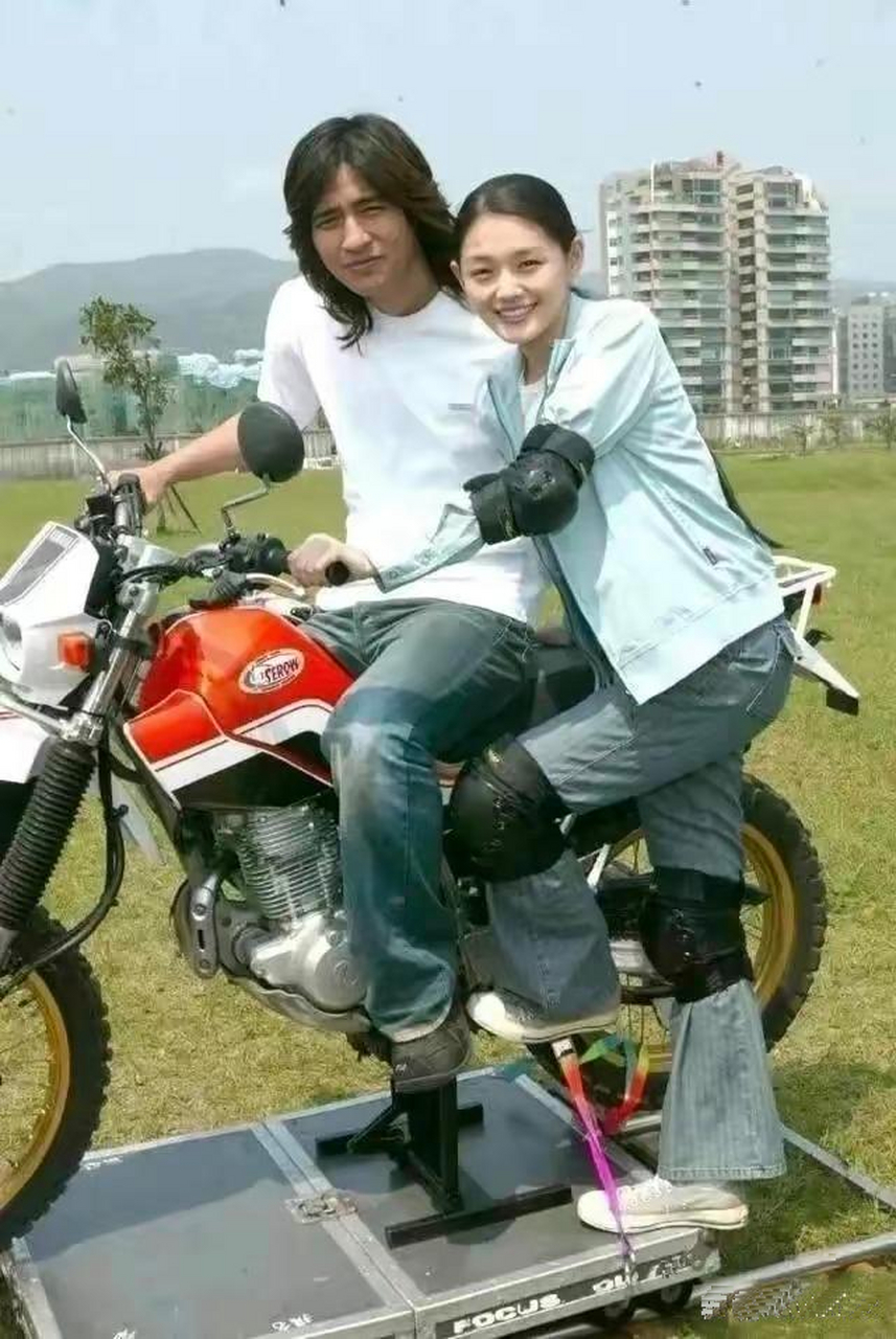 当年的周渝民和大s真是好养眼的一对啊,现在也是模板.