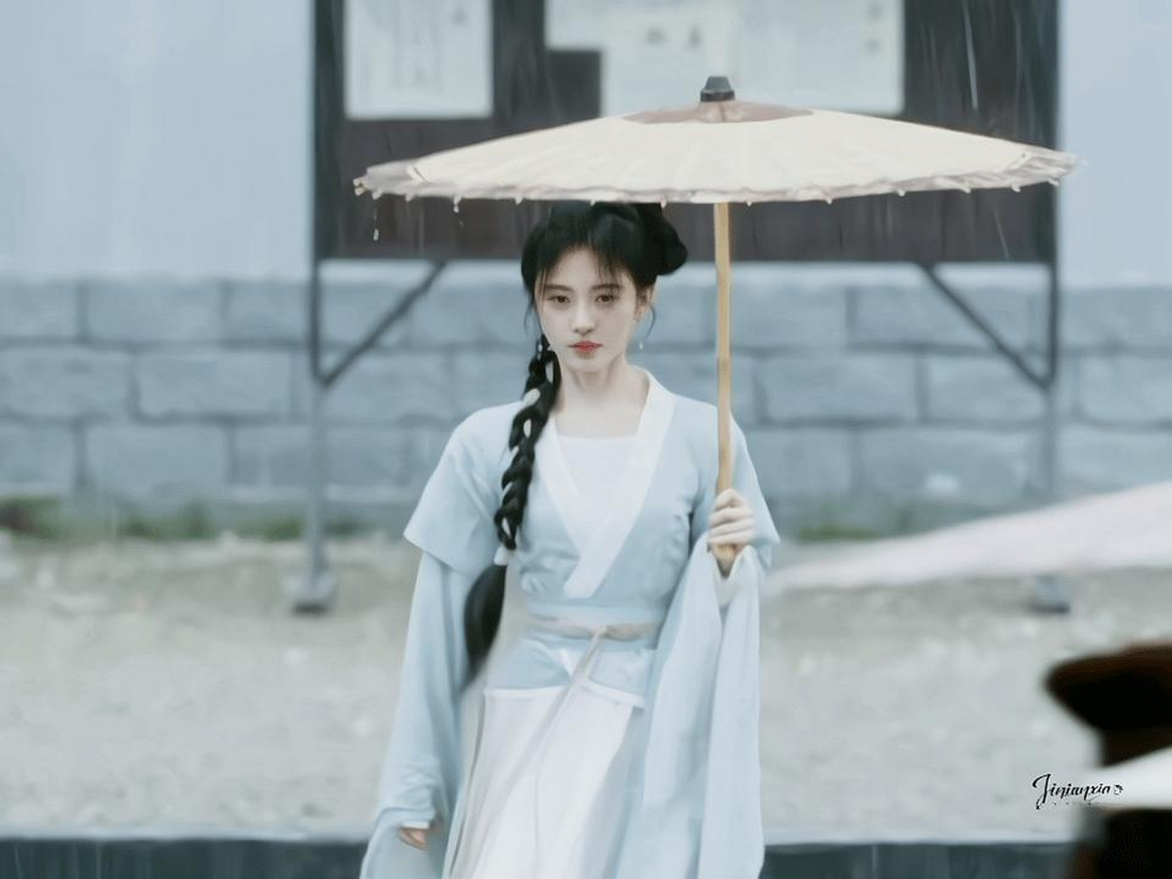 《花间令》鞠婧祎雨中撑伞图