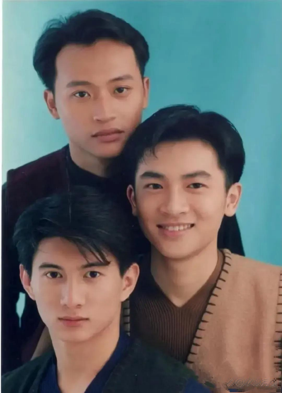 其实当年小虎队中陈志朋是颜值担当,顶流张国荣长得像.