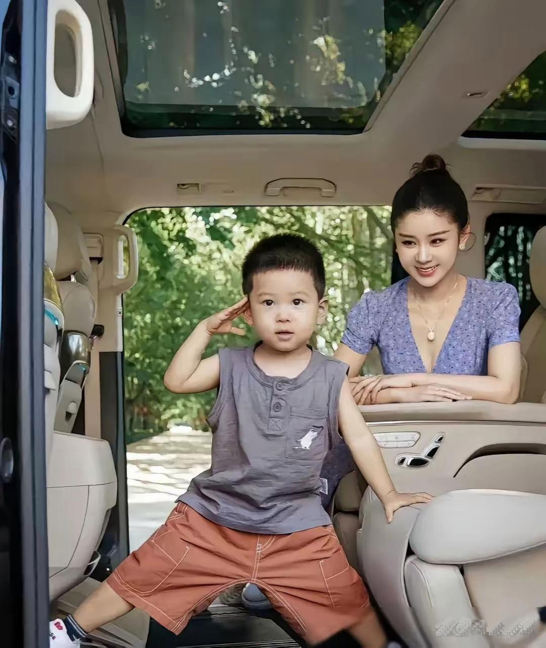 王磊的儿子太像他了