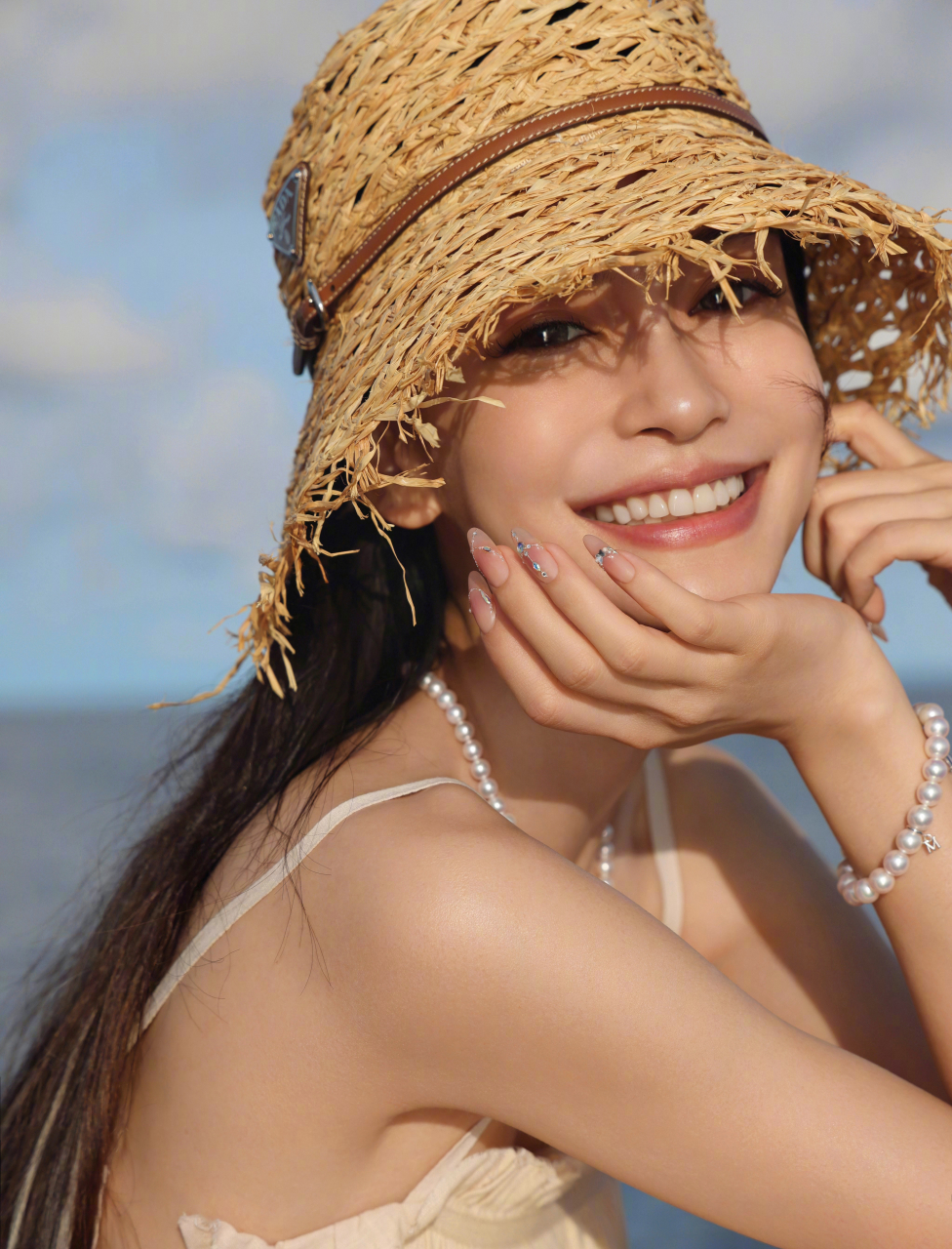 杨颖海边写真,皮肤白皙细嫩