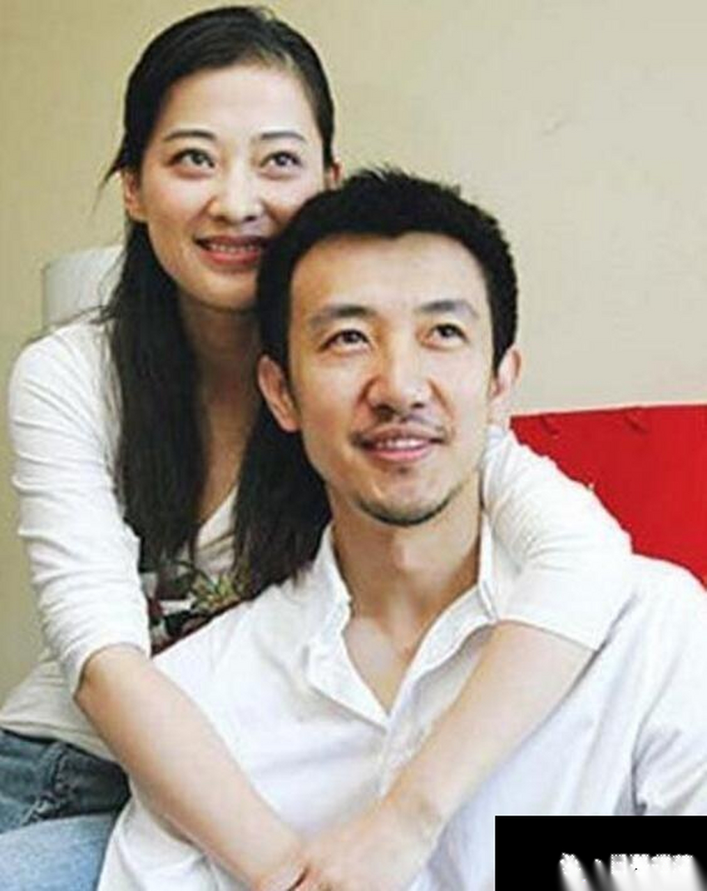 梅婷前夫,李小冉前男友鄢颇与女儿吃冰棍