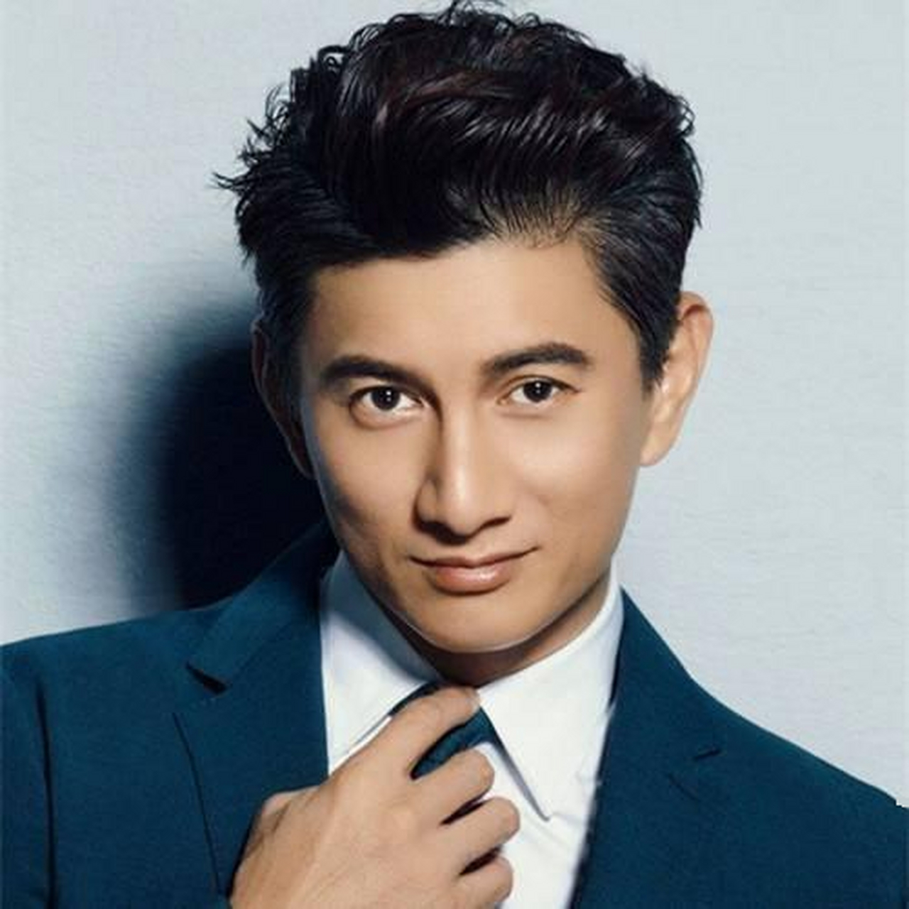 吴奇隆显年轻帅气