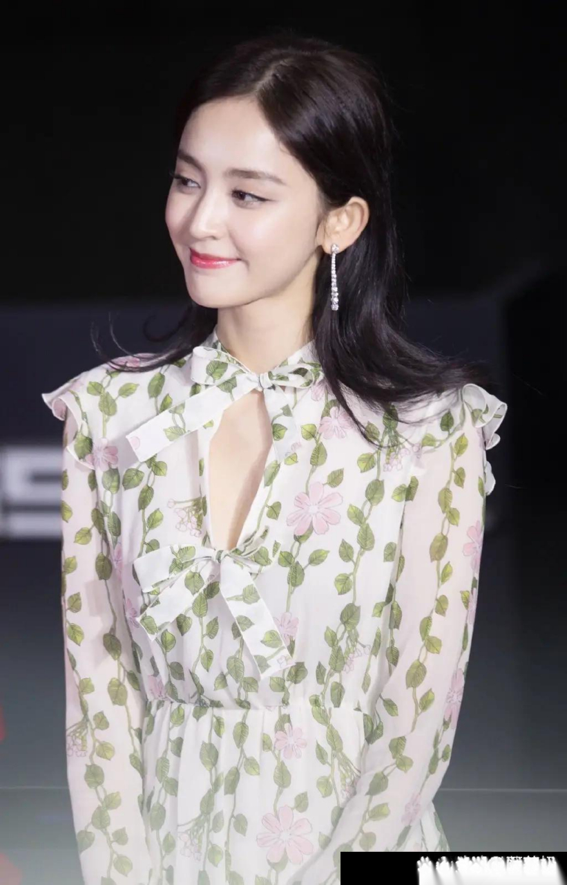 古力娜扎的小绿碎花连衣裙