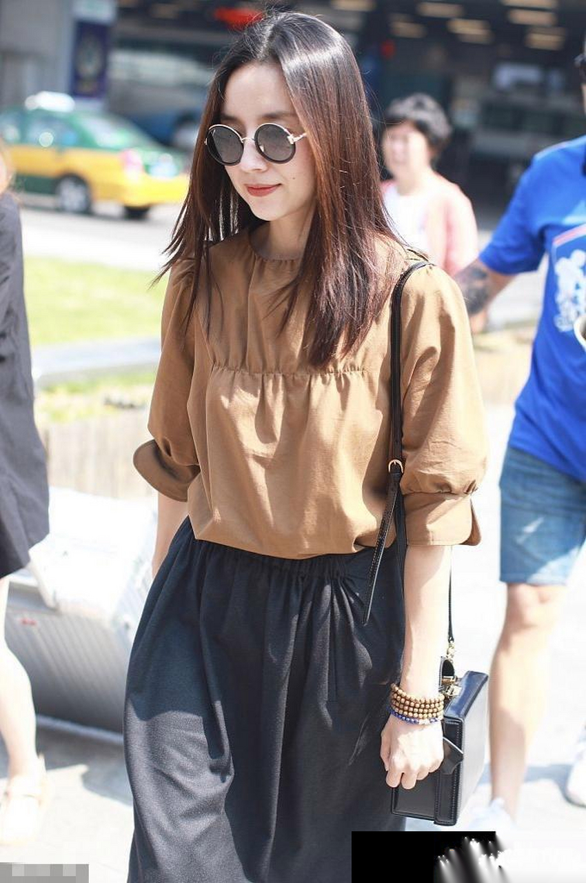 董洁穿搭简单气质惊艳