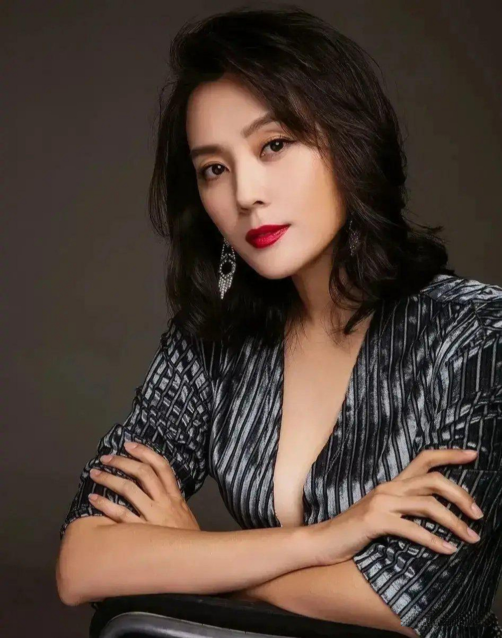 梁爱琪很漂亮很性感的女人!