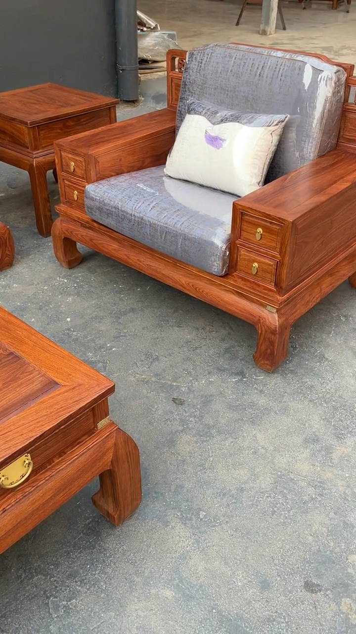 刺猬紫檀新中式素面软体沙发,坐感舒适,款式简约大气,适合大户型.