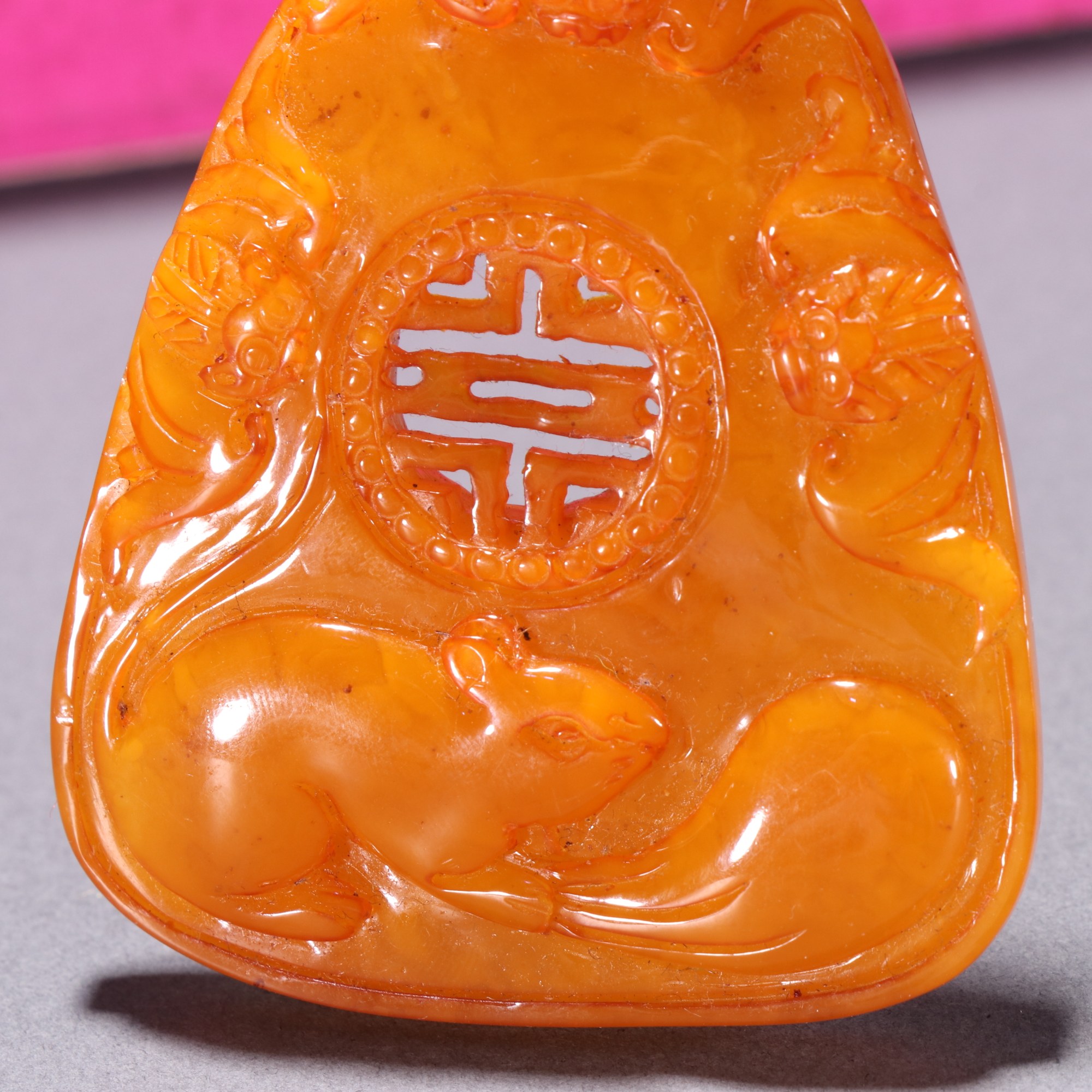 清代 老蜜蜡福鼠招财挂件 尺寸:宽6.55*5.58cm 重24.3g