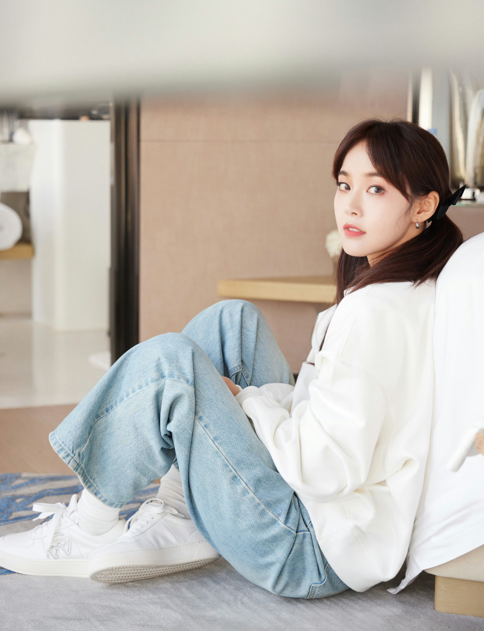 张佳宁,白色长袖搭配牛仔裤,扎两个马尾辫,清新小可爱!