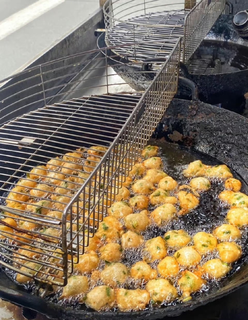 菜头丸是广东潮汕地区一道传统特色小吃,油炸过后,外表呈金黄色,酥脆