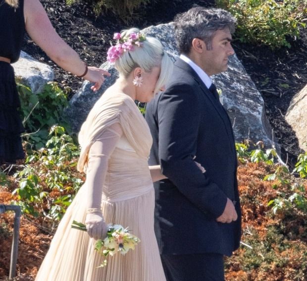 38岁lady gaga 疑似怀孕,婚礼上孕肚明显,与男友交往4年多