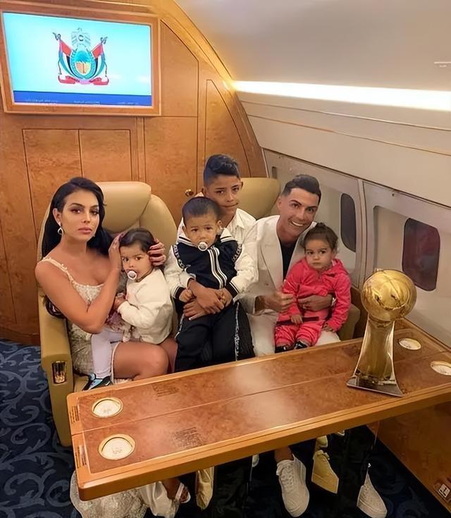 c罗又度假!一家七口海边大合影,一身腱子肉,乔治娜更美了