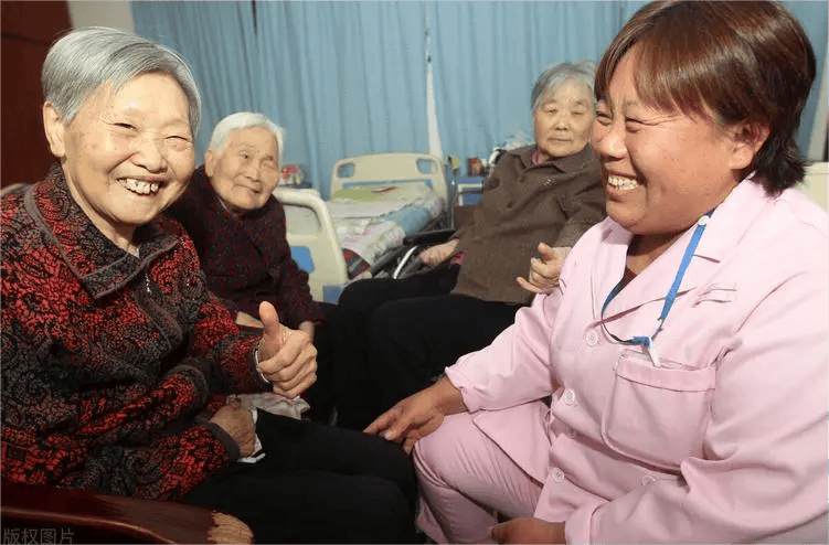 ""强哥,丽姐,麻烦你们了."李娜边说边递上带来的特产.