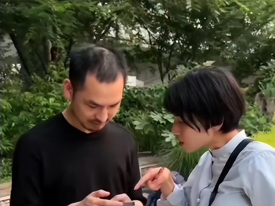 日本媒体街头采访铁头,铁头的一句"八格牙路",让她们脸色变黑