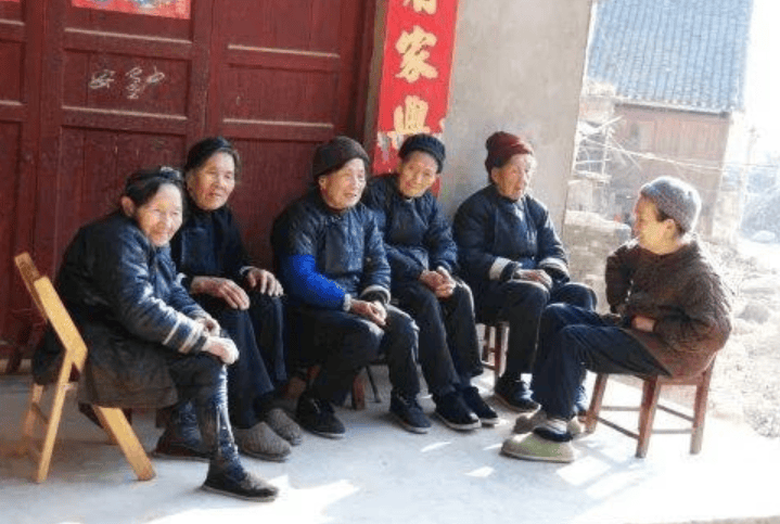 "家里还好吗?听说你岳父不是很赞成你孩子改姓的事?