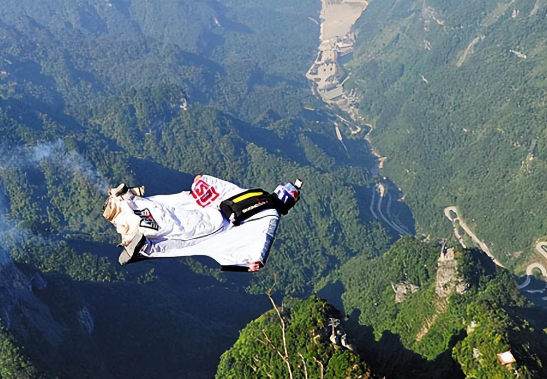 翼装飞行女神图片