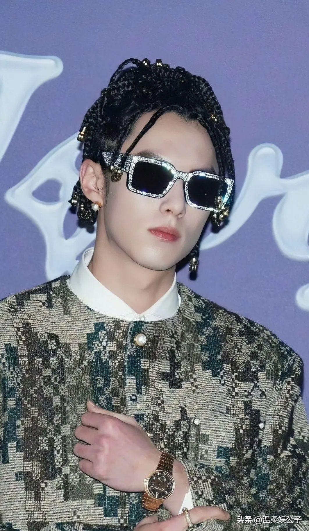 霸道总裁不适合他,校霸,拽王才更符合他的年纪.