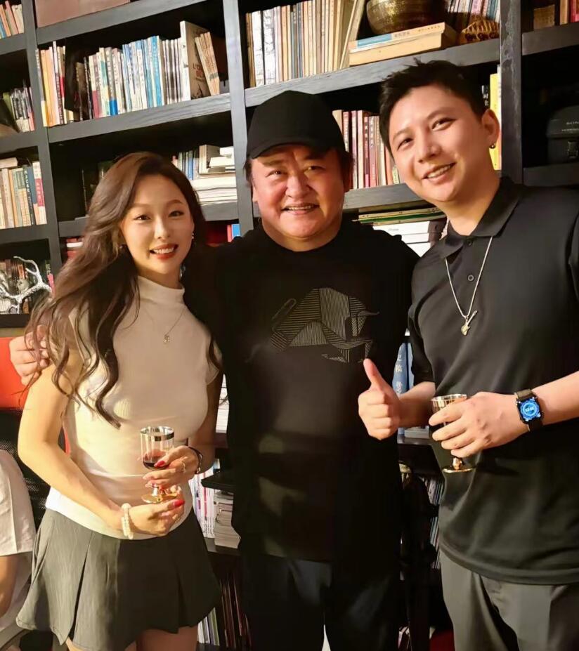 刘欢夫妇办家宴,吉克隽逸穿着暴露引反感,遭诸多网友抨击没教养