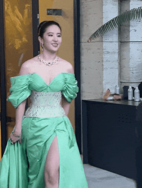 有人称刘亦菲看起来很胖不好看,还有人指着她的身材说三道四,表示