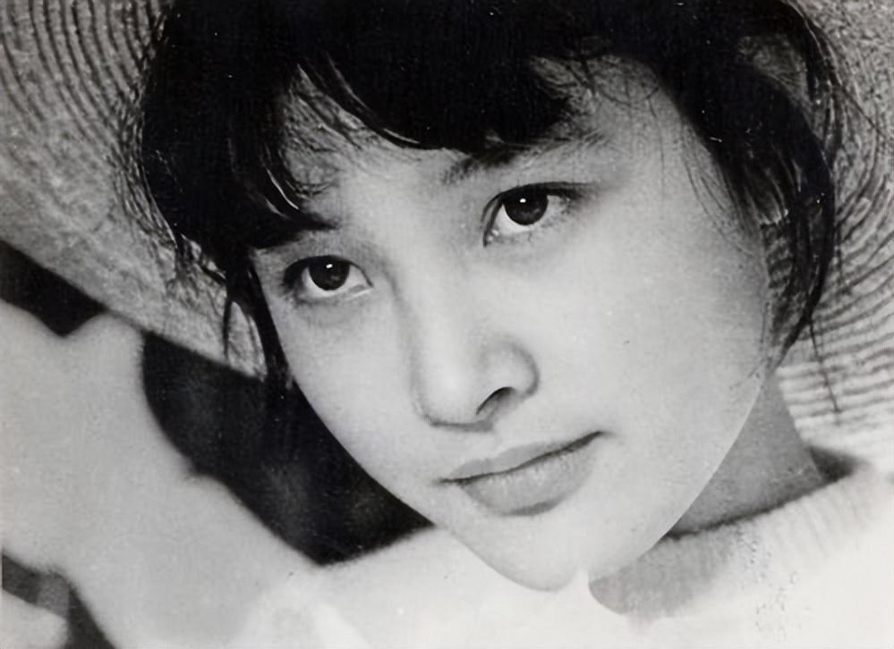 斩获影后却去美国刷盘子,生下女儿抛弃养女,陈冲是个怎样的人?