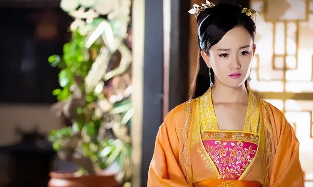 《活佛济公》客串一个苦命贤惠的角色,一袭简单的蓝色衣衫,配饰多么