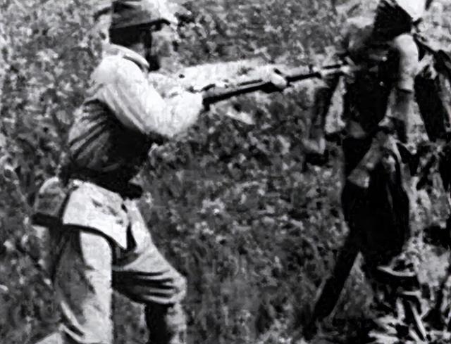 50名战士同9名日寇拼刺刀,被刺倒一片,杨成武提出:每班配支矛