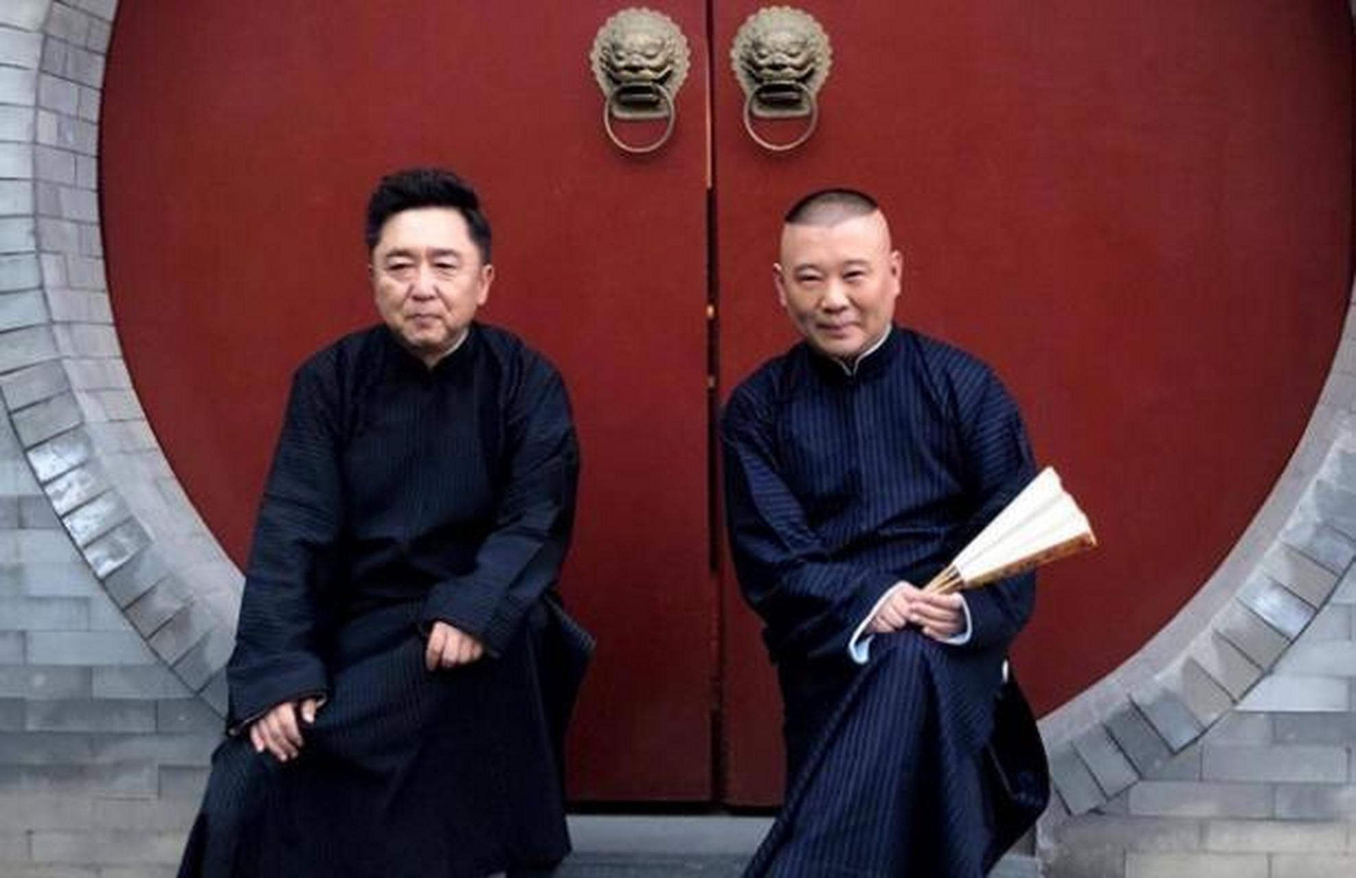 当年,郭德纲成名之后,有一次和于谦外出商演一共赚了65万,郭德纲只给