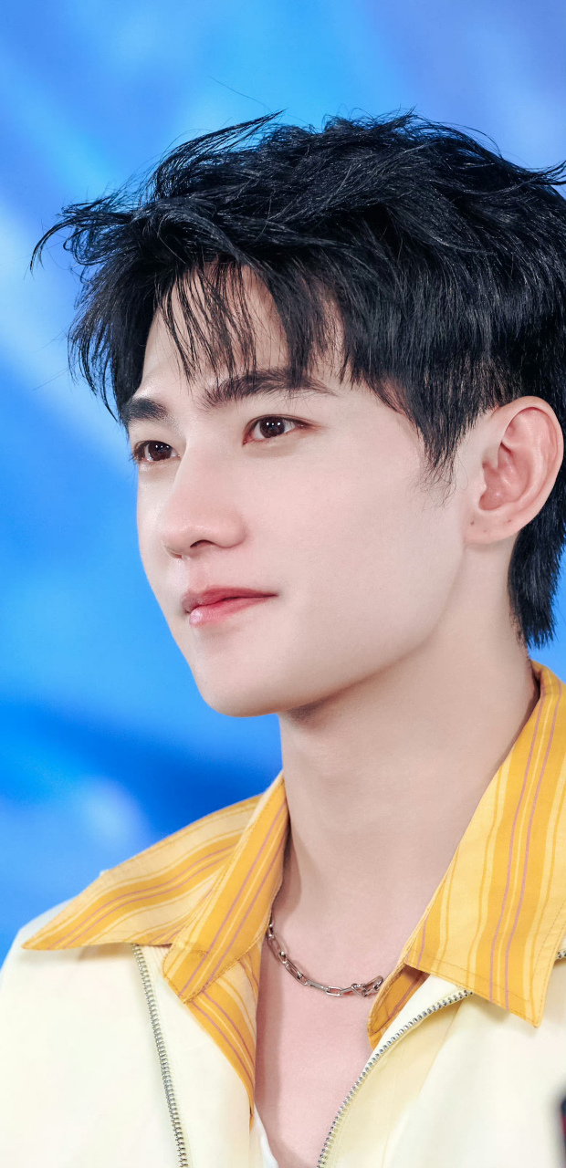 娱乐最前沿# #八卦娱乐明星# #娱乐# 杨洋也很适合明黄色呢,帅哥就是