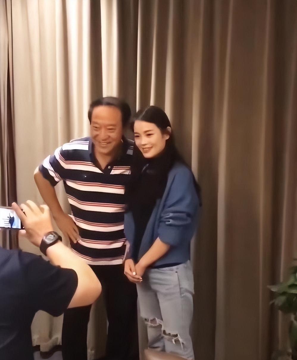 牛群:58岁与妻子离婚,64岁在节目中晕倒,离开冯巩后的他有多惨