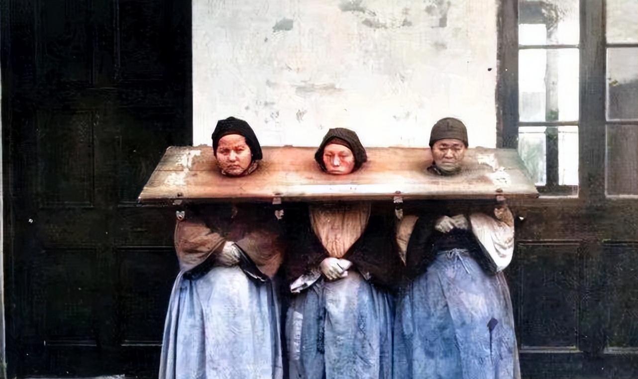 晚清彩色老照片:女犯人游街示众,坐在鬼奴身上的妓女面色凄苦