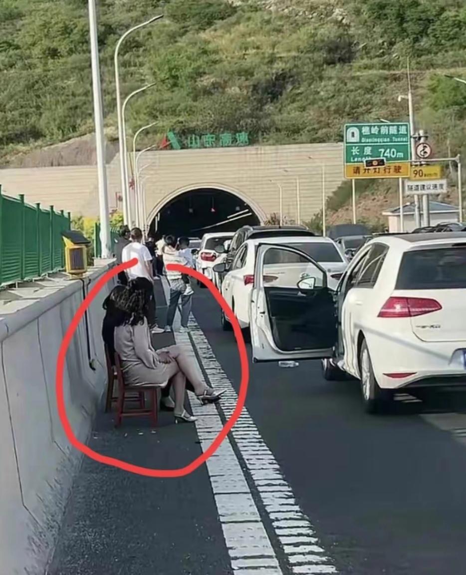 上高速竟然还带着两把椅子,没想到真派上用场了,这美女怎么知道会堵车