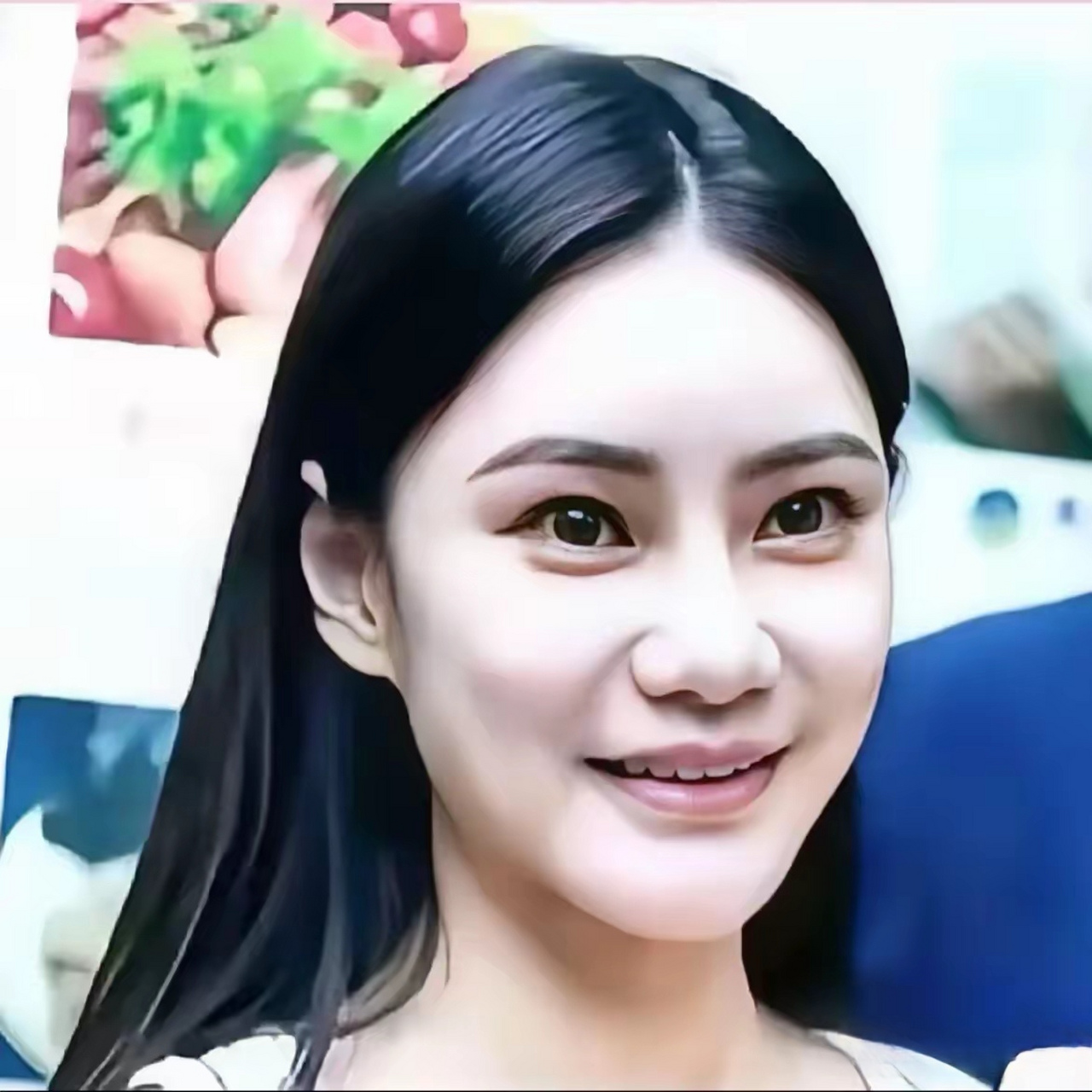 马筱梅尽管看上去并非那种惊艳的漂亮,但她有着耳高于眉的面相,绝对是