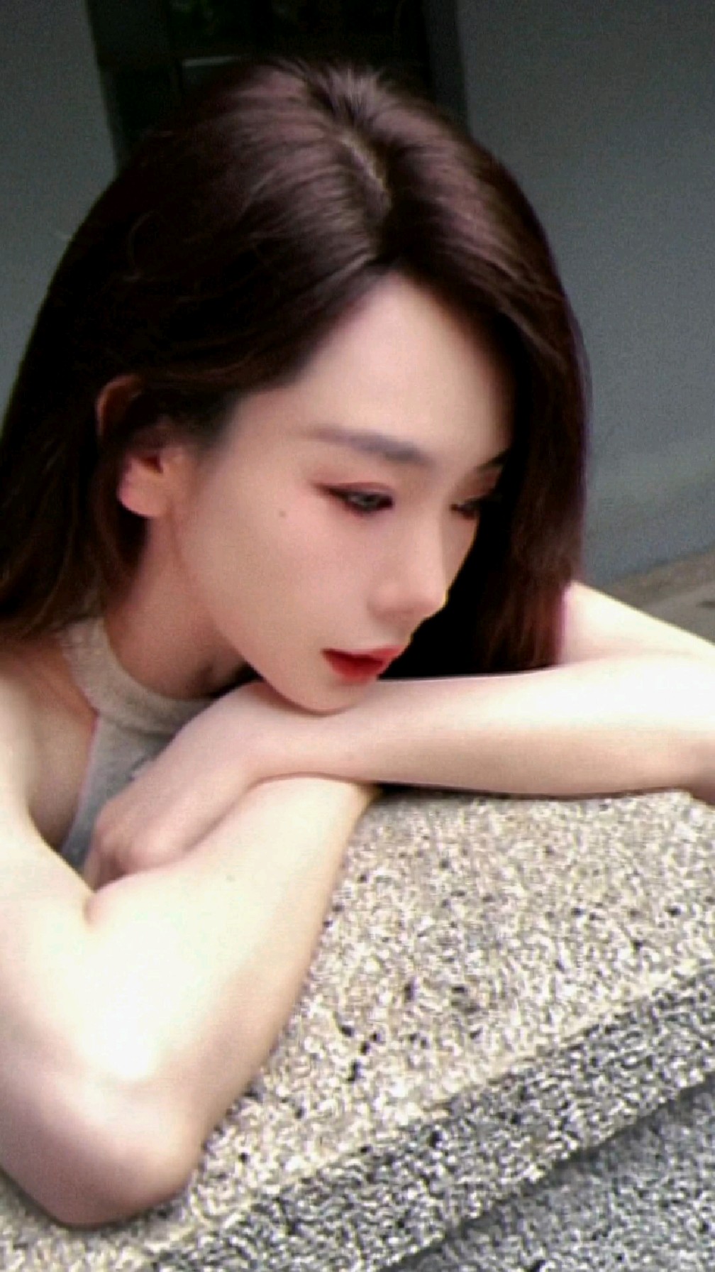 戚薇,白色无袖连衣裙,雨中美人,优雅迷人!