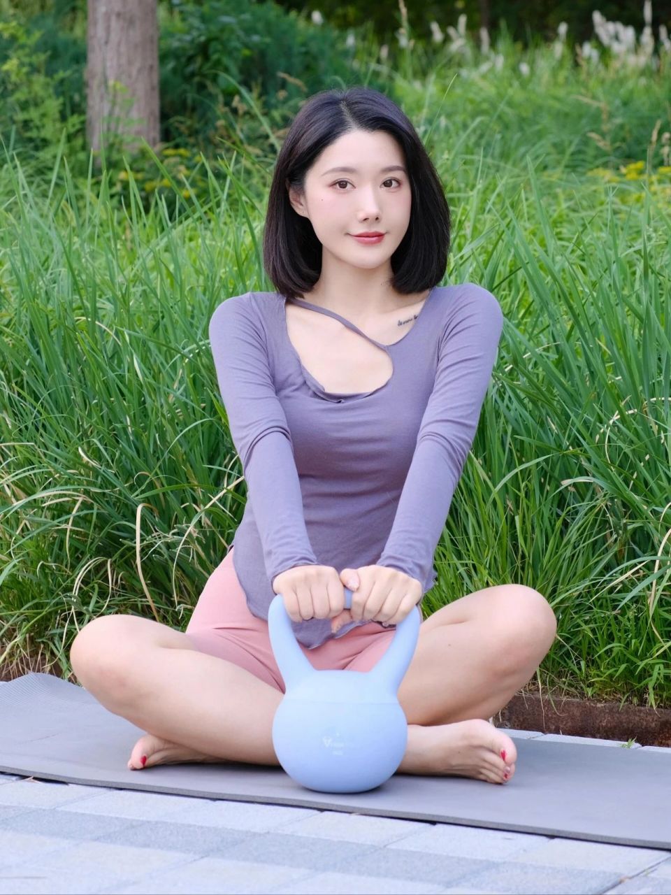 身穿紫衣显优雅,短发垂肩映衬容.  闭目享受宁静时,自然风光环绕身.