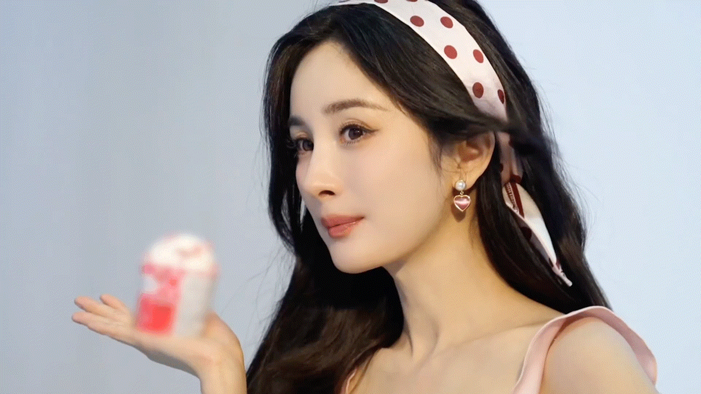 哈根达斯品牌代言人,粉色的杨幂,粉色长裙搭配粉色心形耳钉,头戴粉色