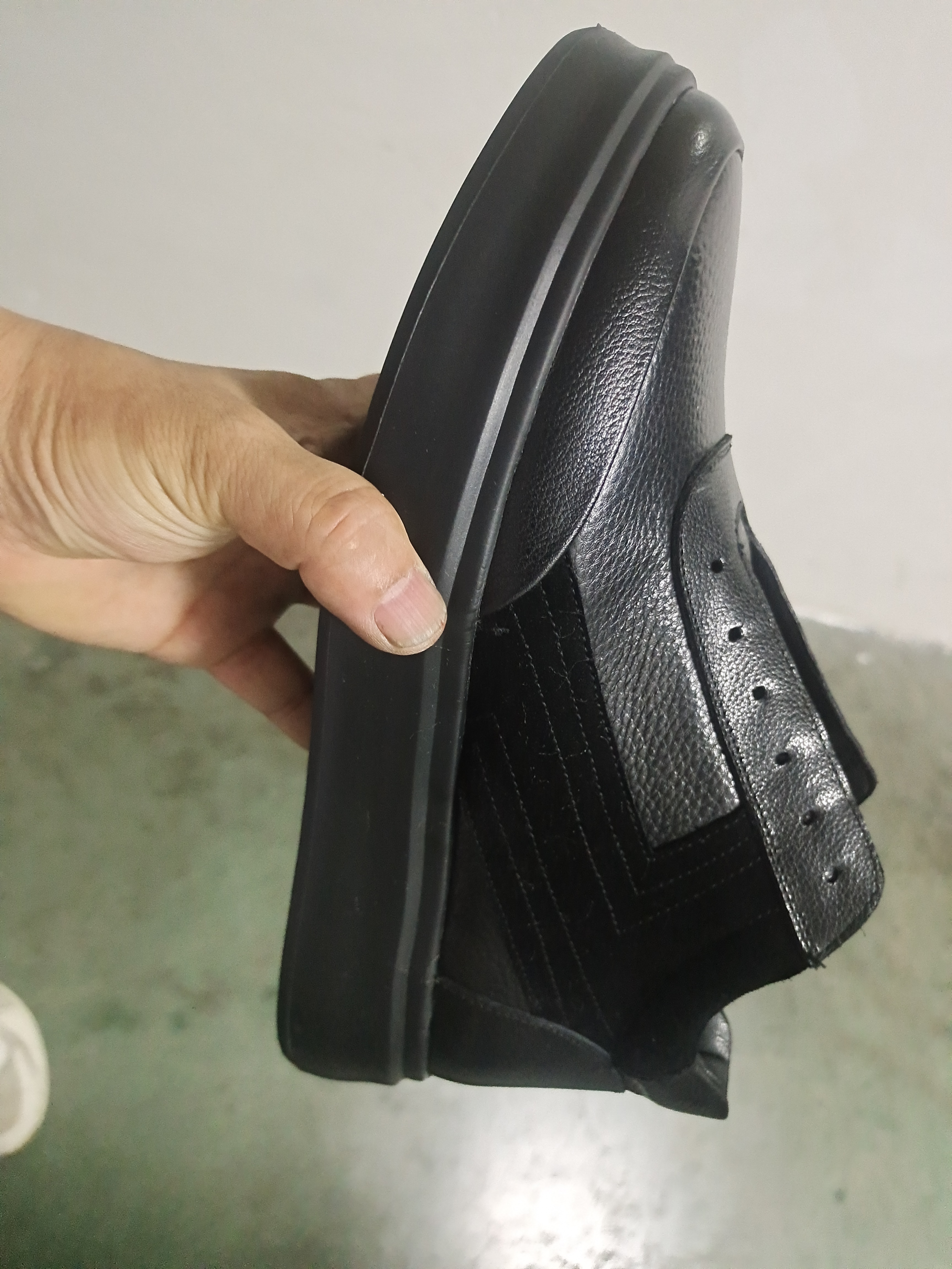 以下是皮鞋制作的基本步骤