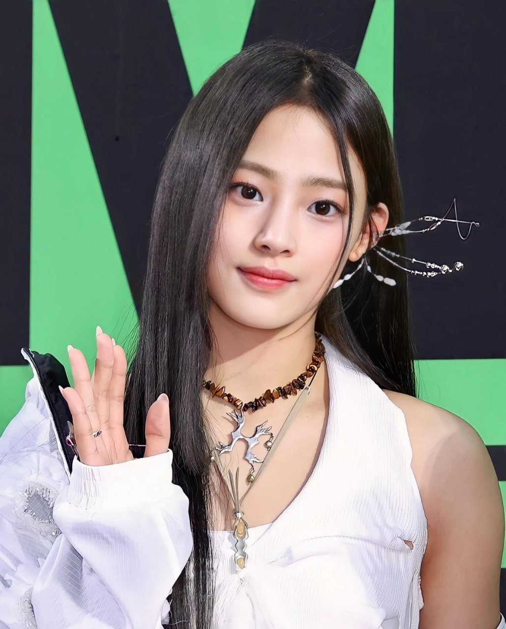 韩国的真实美女,没有丝毫的科技含量:  黑发垂肩似流泉,白衬衫领映